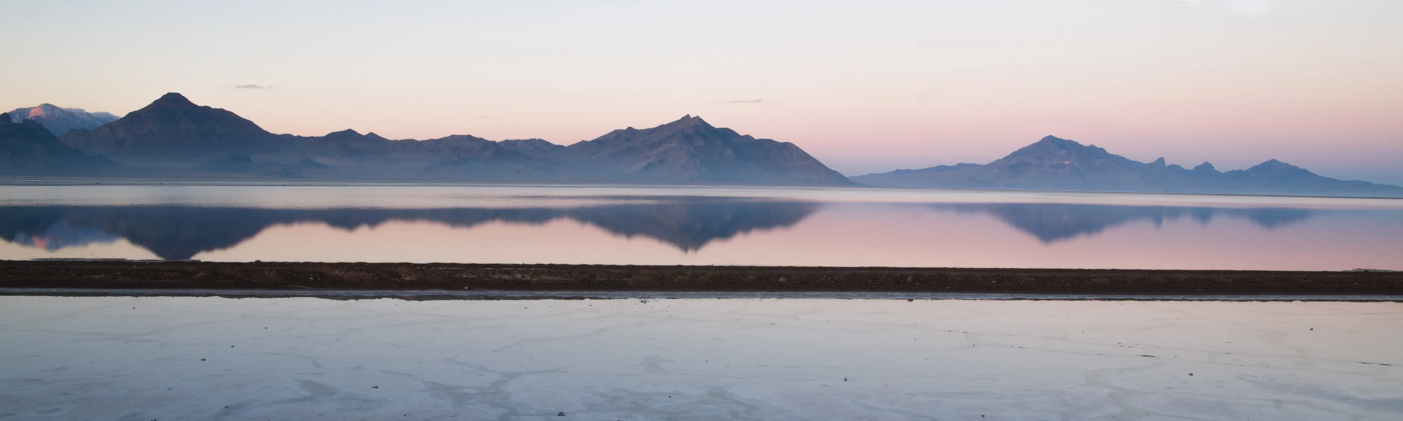 Mineral crystals and evaporative textures from an inland salt lake